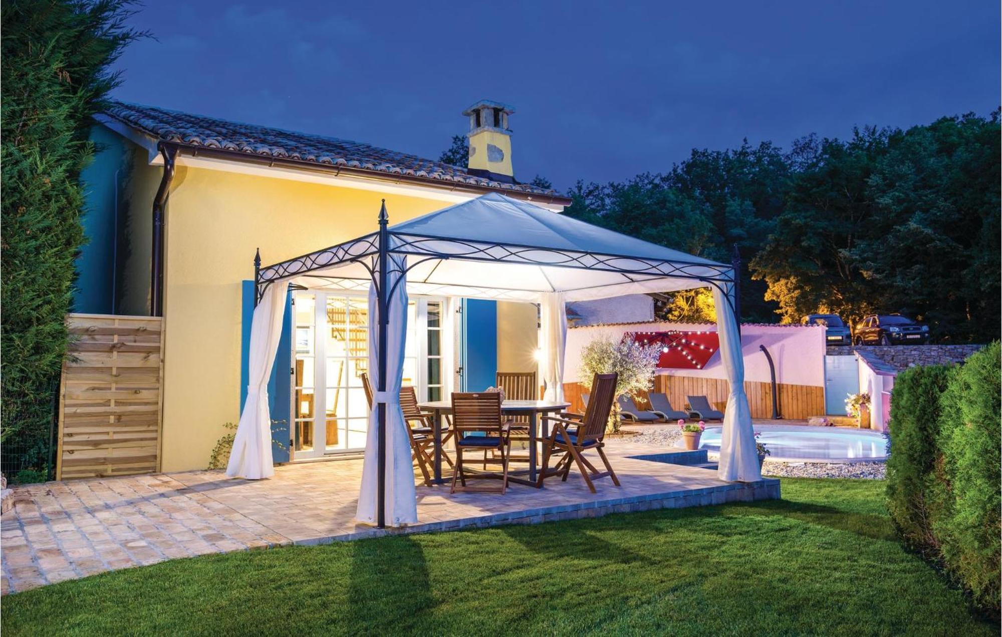 Stunning Home In Jurdani With Wifi Mucici Exterior foto