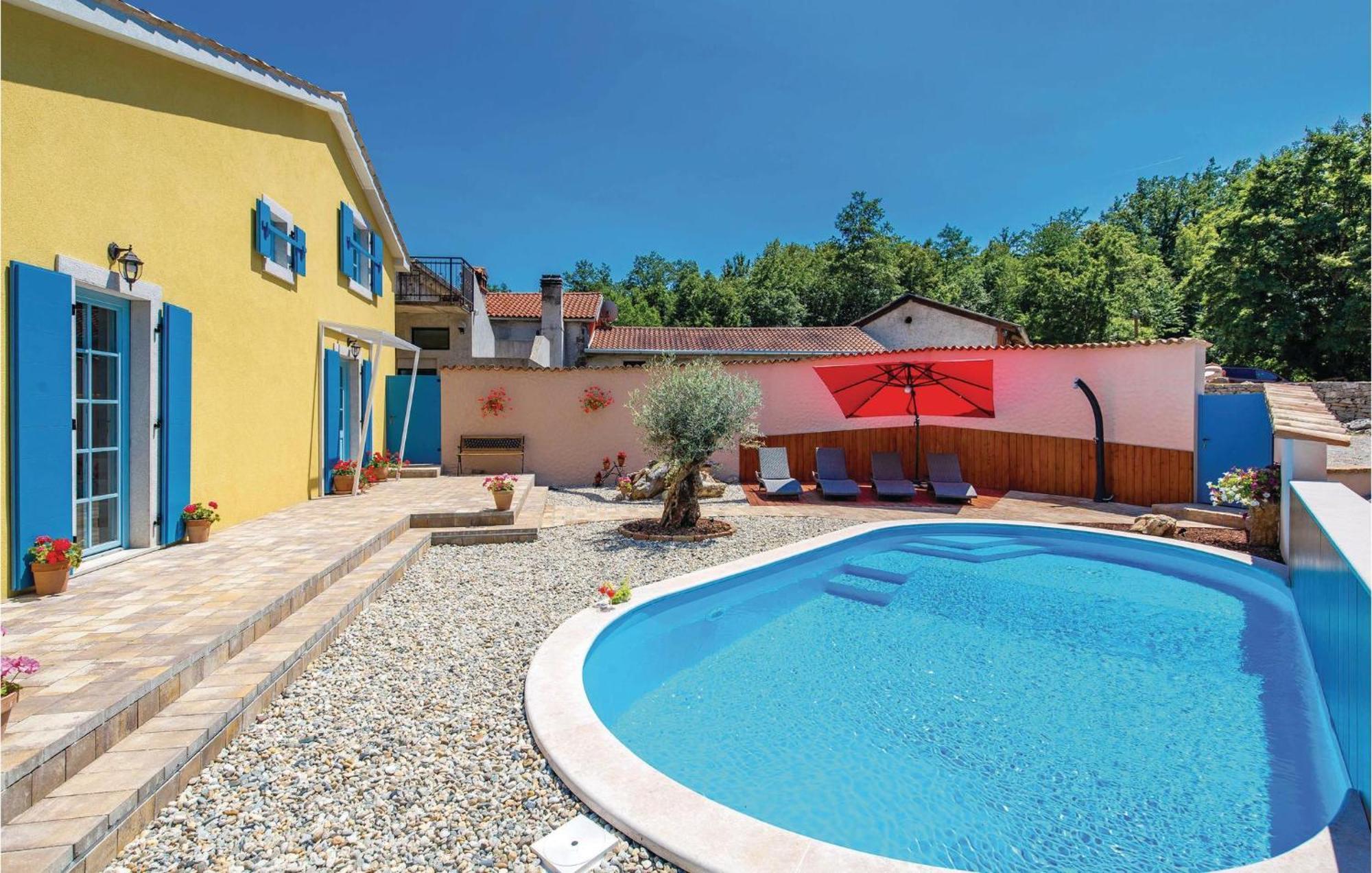 Stunning Home In Jurdani With Wifi Mucici Exterior foto