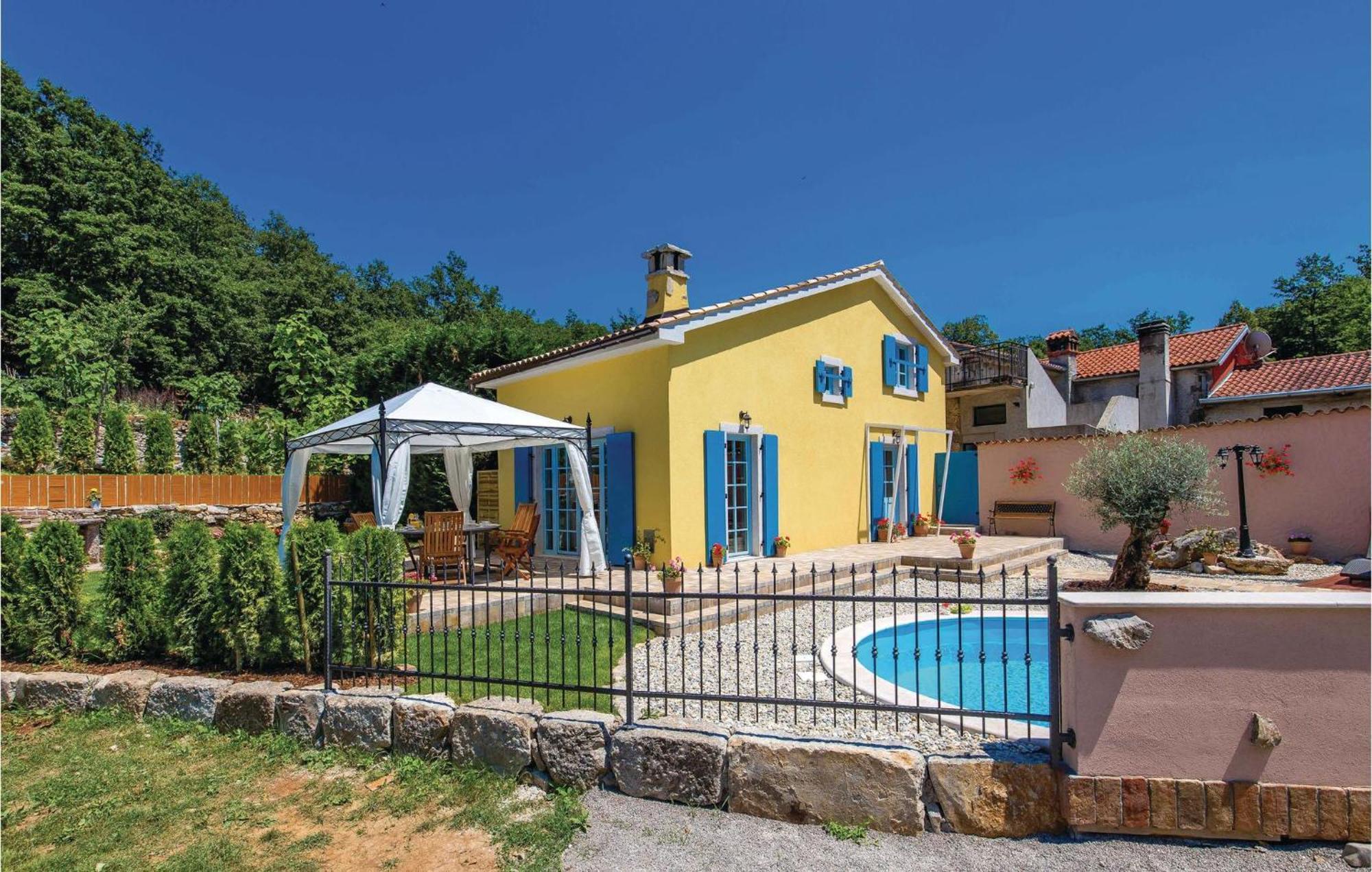 Stunning Home In Jurdani With Wifi Mucici Exterior foto