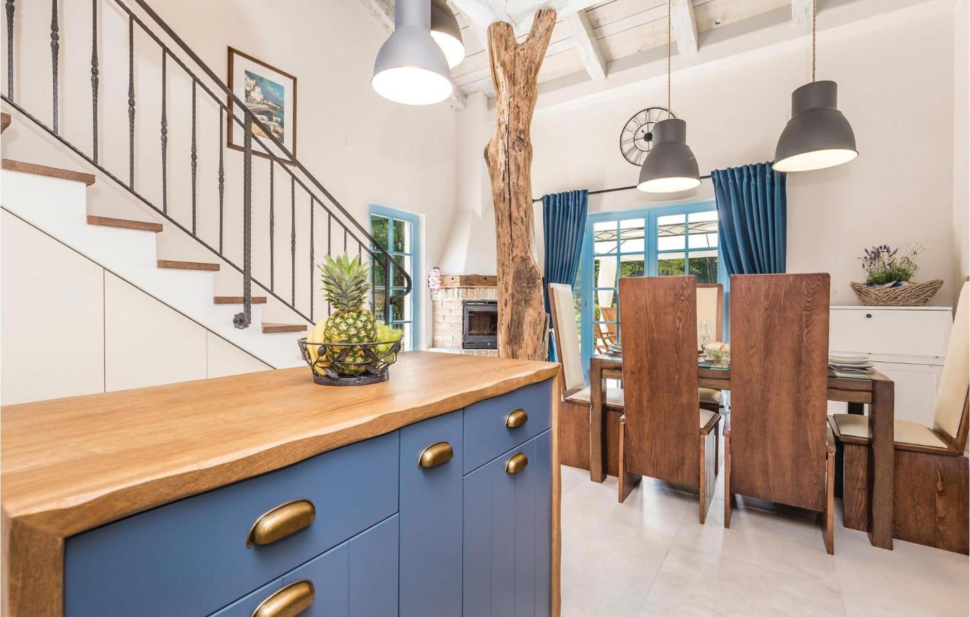 Stunning Home In Jurdani With Wifi Mucici Exterior foto
